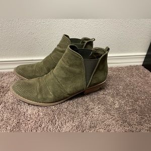 Report booties
